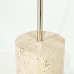 Robuuste betonnen vloerpot met metalen paal, modern en industriële stijl, perfect voor interieur- of tuinaccessoires, gemaakt door Mokana Meubelen voor een eigentijdse uitstraling.