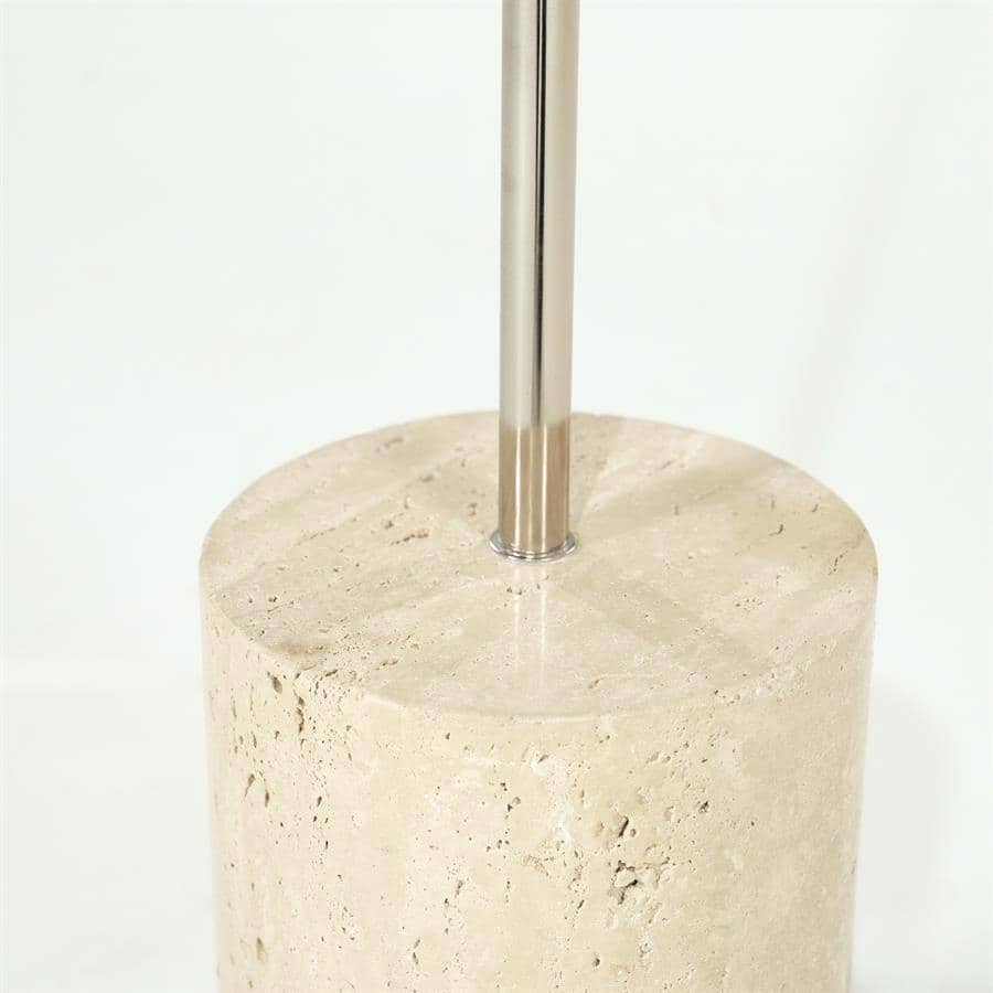 Robuuste betonnen vloerpot met metalen paal, modern en industriële stijl, perfect voor interieur- of tuinaccessoires, gemaakt door Mokana Meubelen voor een eigentijdse uitstraling.