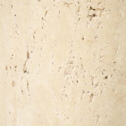 Oud, poreus steen met natuurlijke textuur en variaties. Geschikt voor woning- of projectinterieur, benadrukt de charme van rustieke en authentieke materialen. Perfect voor creatieve en duurzame interieurprojecten.