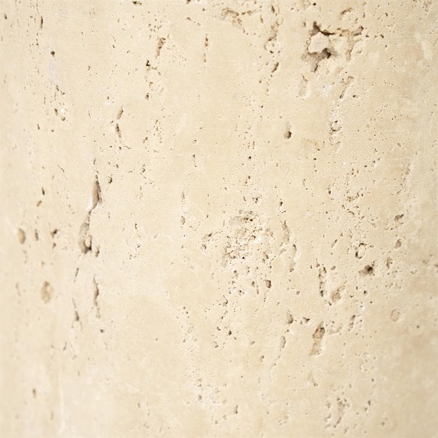Oud, poreus steen met natuurlijke textuur en variaties. Geschikt voor woning- of projectinterieur, benadrukt de charme van rustieke en authentieke materialen. Perfect voor creatieve en duurzame interieurprojecten.