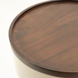 Elegante ronde houten salontafel met warme afwerking, perfect voor moderne en landelijke interieurs. Hoogwaardige meubelstukken van Mokana Meubelen voor stijlvolle woonruimtes.