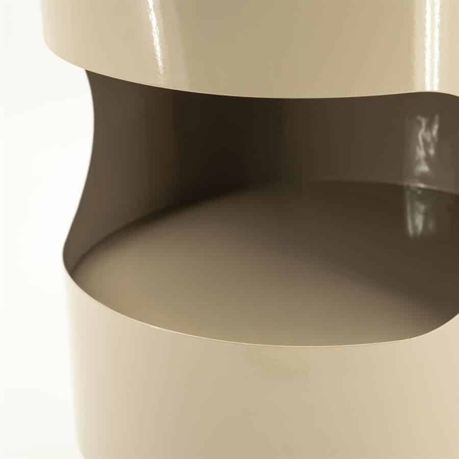 Minimalistisch nachtkastje in beige en taupe, stijlvol en modern meubel voor slaapkamer of woonkamer.