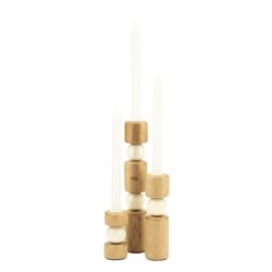 Houten en witte kandelaars met kaarsen, elegant en modern design, perfect voor thuisdecoratie en sfeervolle ruimtes.