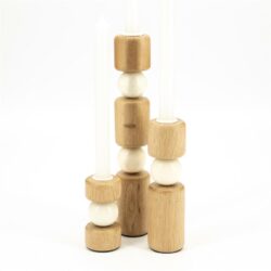 Elegant houten kandelaars met witte keramische details, perfect voor modern en Scandinavisch interieur. Handgemaakt en duurzaam design van Mokana Meubelen.