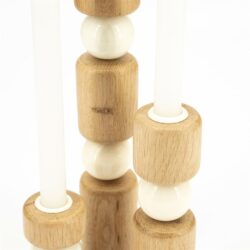 Gezellig houten kandelaarkandelaar met witte kaarsen, modern design, handgemaakt van natuurlijk hout, perfect voor sfeervolle interieuraccessoires, Mokana Meubelen.