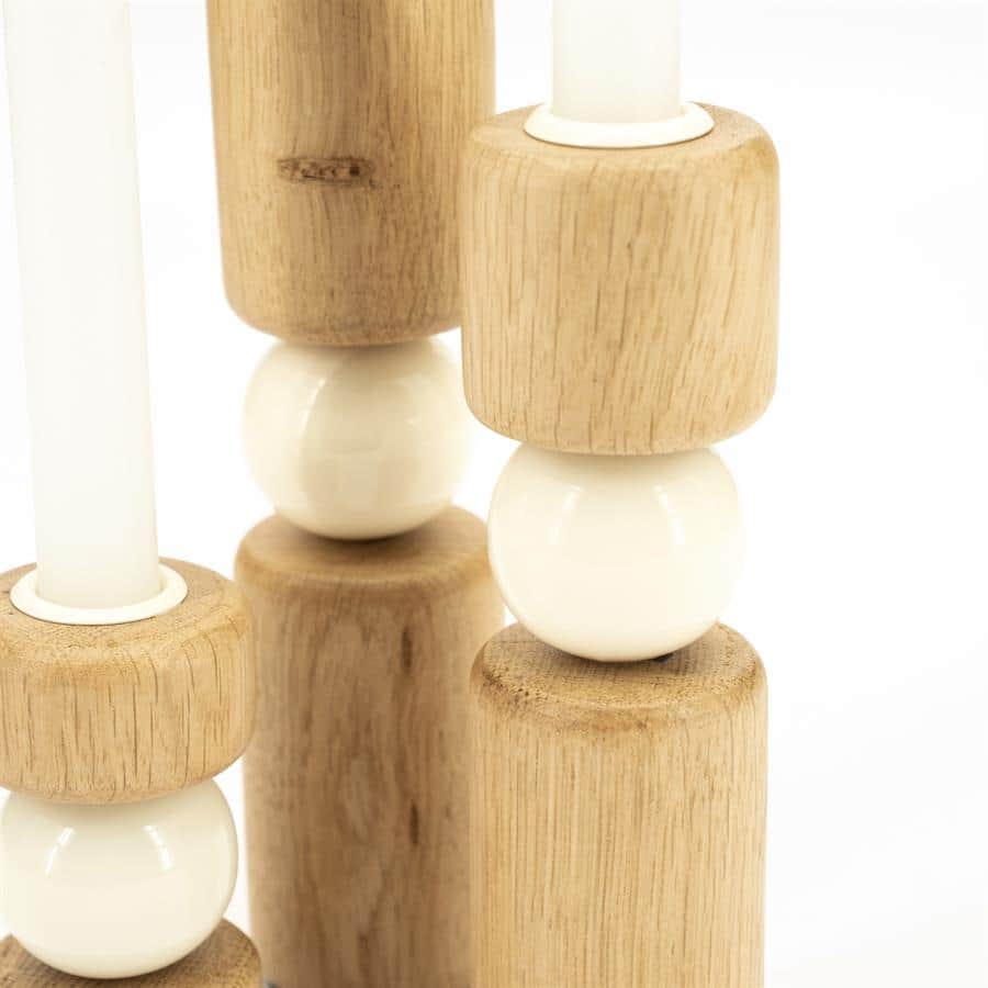 Houten kaarsenhouder met witte keramische details, modern en Scandinavisch geïnspireerd design voor sfeervolle interieurdecoratie.