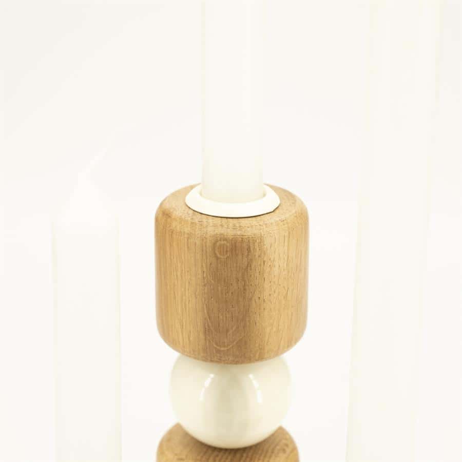 - Natuurlijke houten en keramieke kaarsenhouder, modern en minimalistisch ontwerp, geschikt voor sfeervolle woonaccessoires.