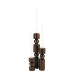 Elegante houten kaarsenhouder met moderne stijl, geschikt voor interieurdecoratie en sfeervolle avonden.