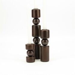 Onyx houten kandelaars met kaarsen, elegant Scandinavisch design, natuurlijke warme afwerking, stijlvolle verlichting, perfecte woondecoratie, Mokana Meubelen.