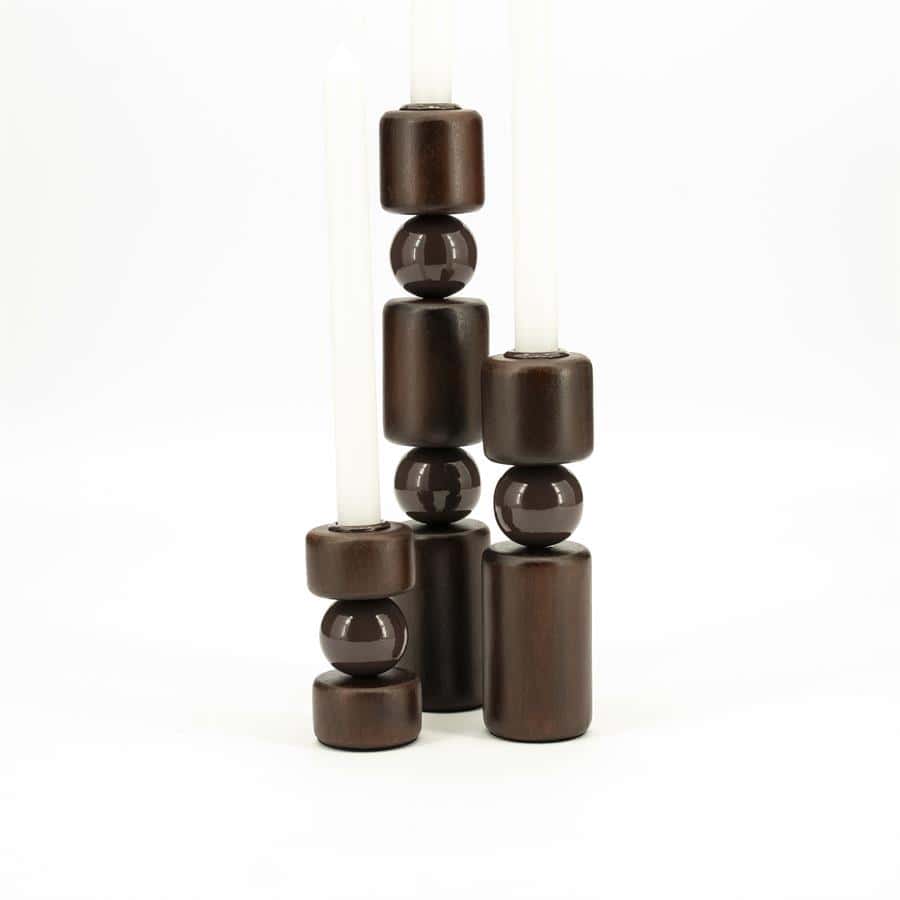 Onyx houten kandelaars met kaarsen, elegant Scandinavisch design, natuurlijke warme afwerking, stijlvolle verlichting, perfecte woondecoratie, Mokana Meubelen.