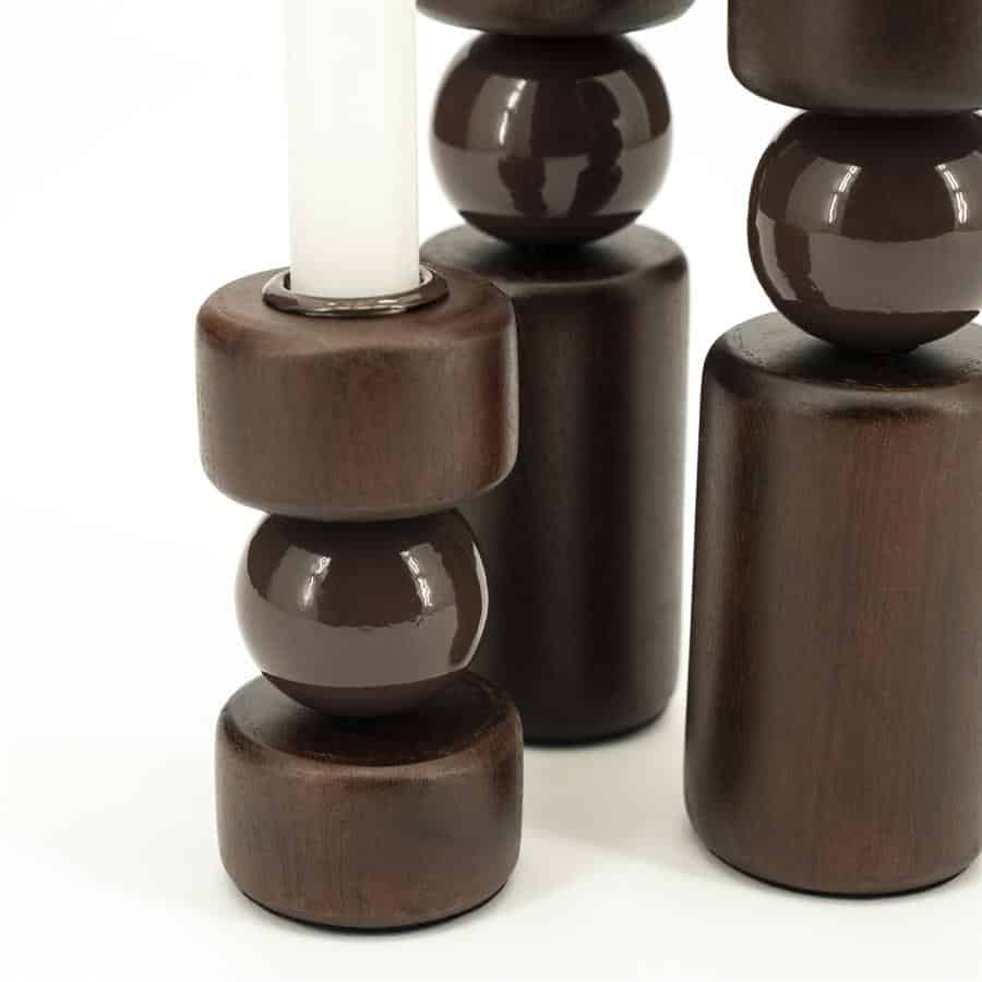 Hoogwaardige houten kaarsenstandaard set met modern design, geschikt voor sfeervolle interieurdecoratie. Gemaakt van donker massief hout met glanzende afwerking, perfect voor woonkamers en eetkamers.