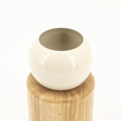 Strak en modern witte keramische vaas op houten voet, passend bij eigentijdse meubels, perfect voor decoratie en styling.