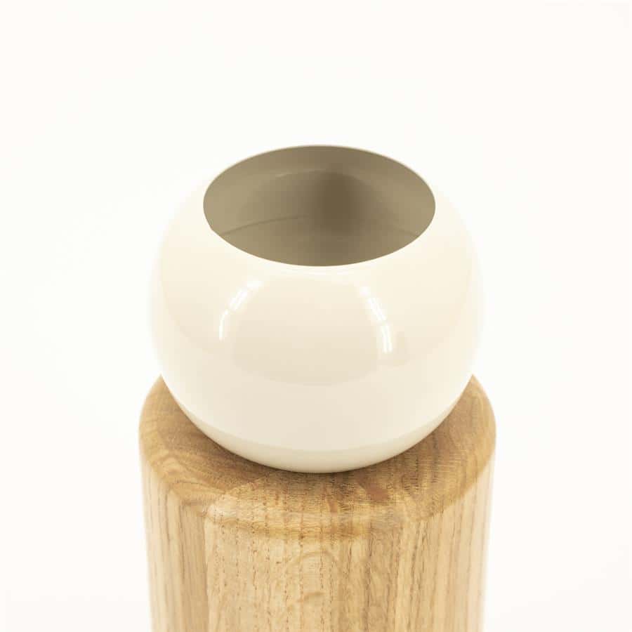 Strak en modern witte keramische vaas op houten voet, passend bij eigentijdse meubels, perfect voor decoratie en styling.