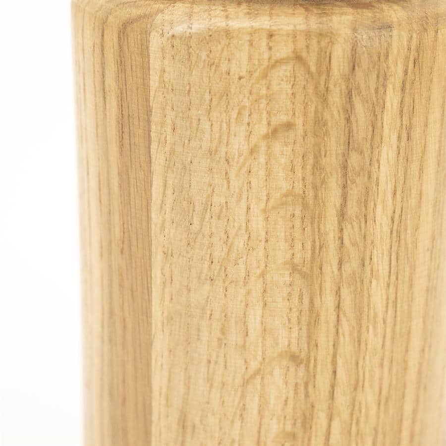Houten meubel met natuurlijke afwerking, detailclose-up van massief hout, ideaal voor op maat gemaakte slaapkamer- en meubelontwerpen.