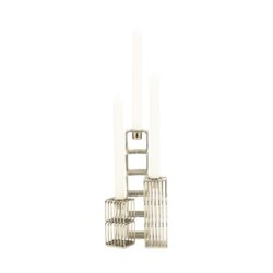 Zilverkleurige kandelaars met een modern design en kaarsen, perfect voor stijlvolle woonkamer- of eetkamerdecoraties.