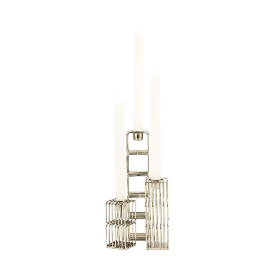 Zilverkleurige kandelaars met een modern design en kaarsen, perfect voor stijlvolle woonkamer- of eetkamerdecoraties.