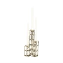 Elegant metalen kandelaars met witte kaarsen, modern en stijlvol design voor gezellige sfeer in huis of restaurant.