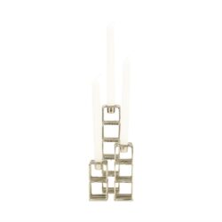 Rij van modern zilveren kandelaars met witte kaarsen, strak en stijlvol design voor elegante woondecoraties.