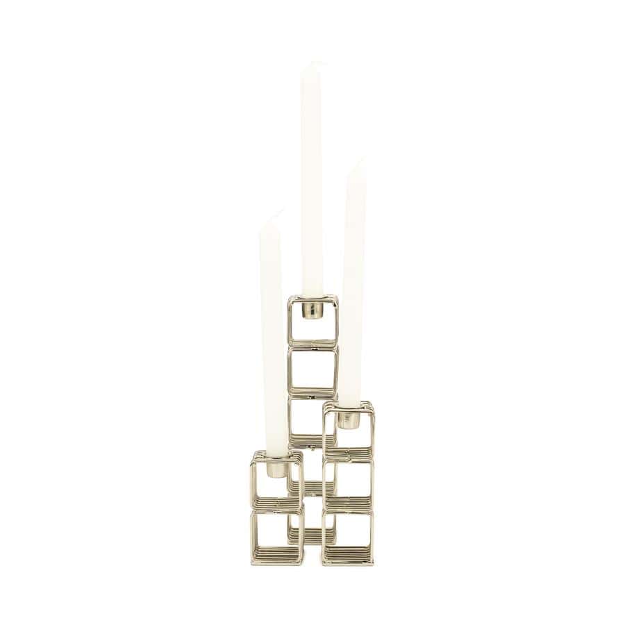 Rij van modern zilveren kandelaars met witte kaarsen, strak en stijlvol design voor elegante woondecoraties.