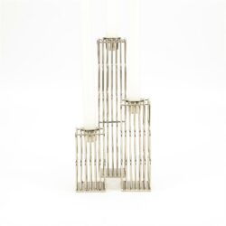 Elegant metalen kaarsenhouder met meerdere rekken, ideaal voor sfeervolle verlichting en interieurdecoratie. Perfect voor thuis of bedrijf, hoogwaardig design en stijlvolle afwerking.