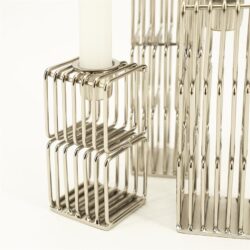 Stalen kandelaars met modern design, perfect voor stijlvolle interieurdecoratie en sfeervolle verlichting.