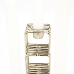 Zilveren kandelaars met kaars, modern design, elegant interieuraccessoire, handgemaakt, stijlvolle decoratie voor in huis.