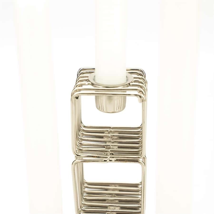 Zilveren kandelaars met kaars, modern design, elegant interieuraccessoire, handgemaakt, stijlvolle decoratie voor in huis.