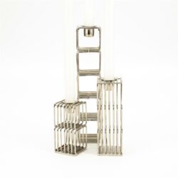 Minimalistische metalen kaarsenstandaarden in zilver, modern en stijlvol, perfect voor thuisdeco en sfeervolle verlichting.