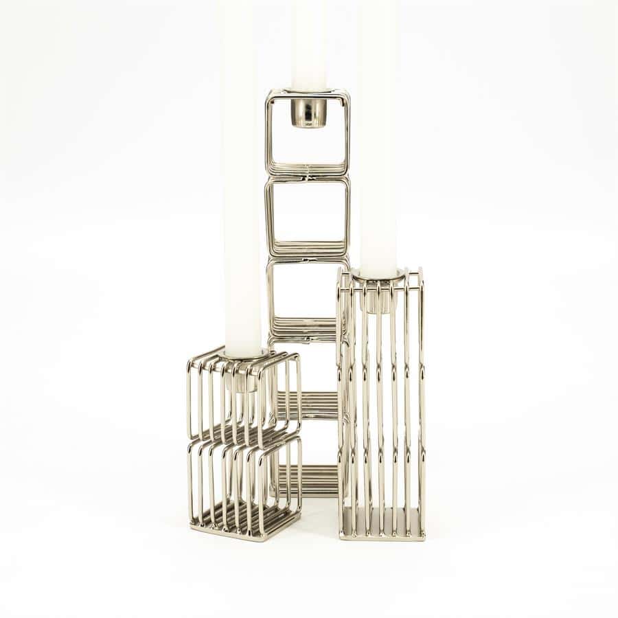 Minimalistische metalen kaarsenstandaarden in zilver, modern en stijlvol, perfect voor thuisdeco en sfeervolle verlichting.