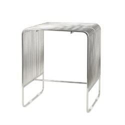 Elegante metalen wijnrek met strakke, ribbelige ontwerp, ideaal voor moderne woonkamers en keukens.