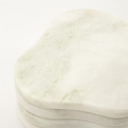 Natuursteen tafelblad op Mokana meubelen pure witte marmersteen kwalitatief design.