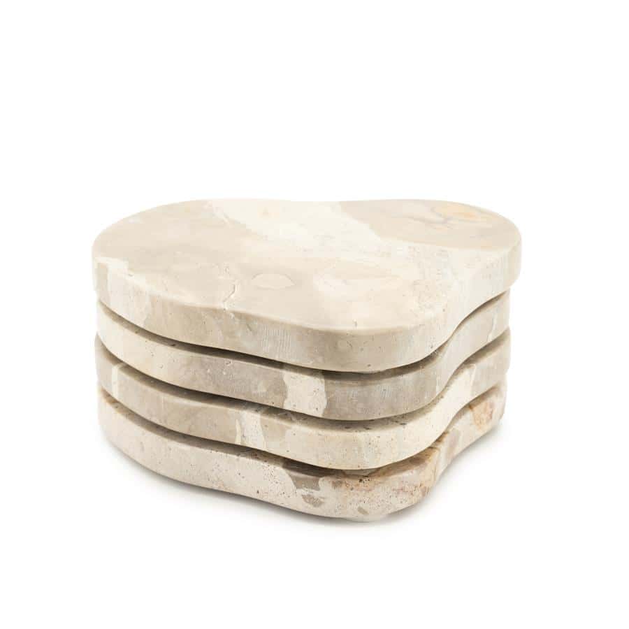 Marmeren hartvormige serveerplanken, handgemaakt en uniek, perfect voor stijlvolle presentaties en decoraties.