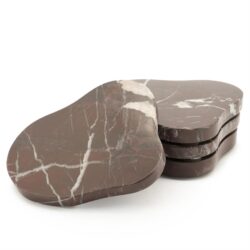 Franse Marmer bijzettafels in bruin met witte aders, elegante en luxe design door Mokana Meubelen. Perfect om je woonkamer stijlvol te accessorieren.