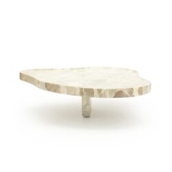 Zwarte marmeren salontafel met rustieke afwerking, modern design, decoratief meubelstuk, luxe woonaccessoire, exclusief bed and breakfast decor, landelijke stijl living, eetkamer of salon meubelen.