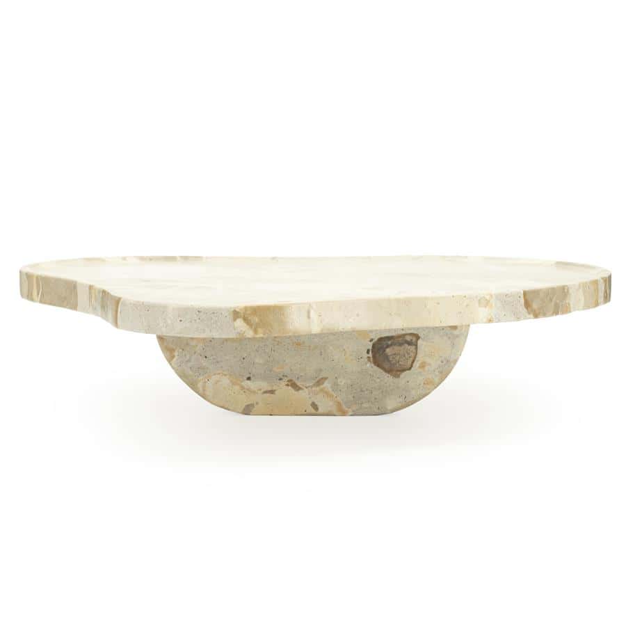 Rustieke marmeren salontafel met natuurlijke steenstructuur.