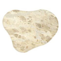 Marmeren hartvormige snijplank, uniek natuursteen, stijlvolle keukenaccessoire, Mokana meubelen, tijdloos design, productie in Nederland.