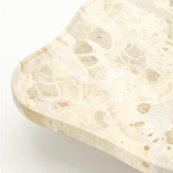 Mosaiek marmer tafelblad, natuursteen decor, luxe badkamer of keuken, hoogwaardige marmer design, Mokana Meubelen, Italiaans marmer voor meubels en interieur, elegant en duurzaam, ambachtelijk vakmanschap, stijlvolle woninginrichting, moderne natuursteen meubelen, duurzame en volle uitstraling.