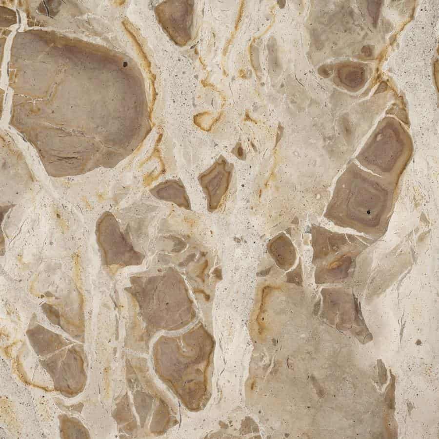 Natuurlijke terrazzo vloer met beige en bruin tinten, perfect voor luxe interieur en meubelaccenten.