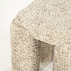 Zacht beige fluwelen bankstel met comfortabele, moderne uitstraling, perfect voor gezellige woonkamerinterieurs.