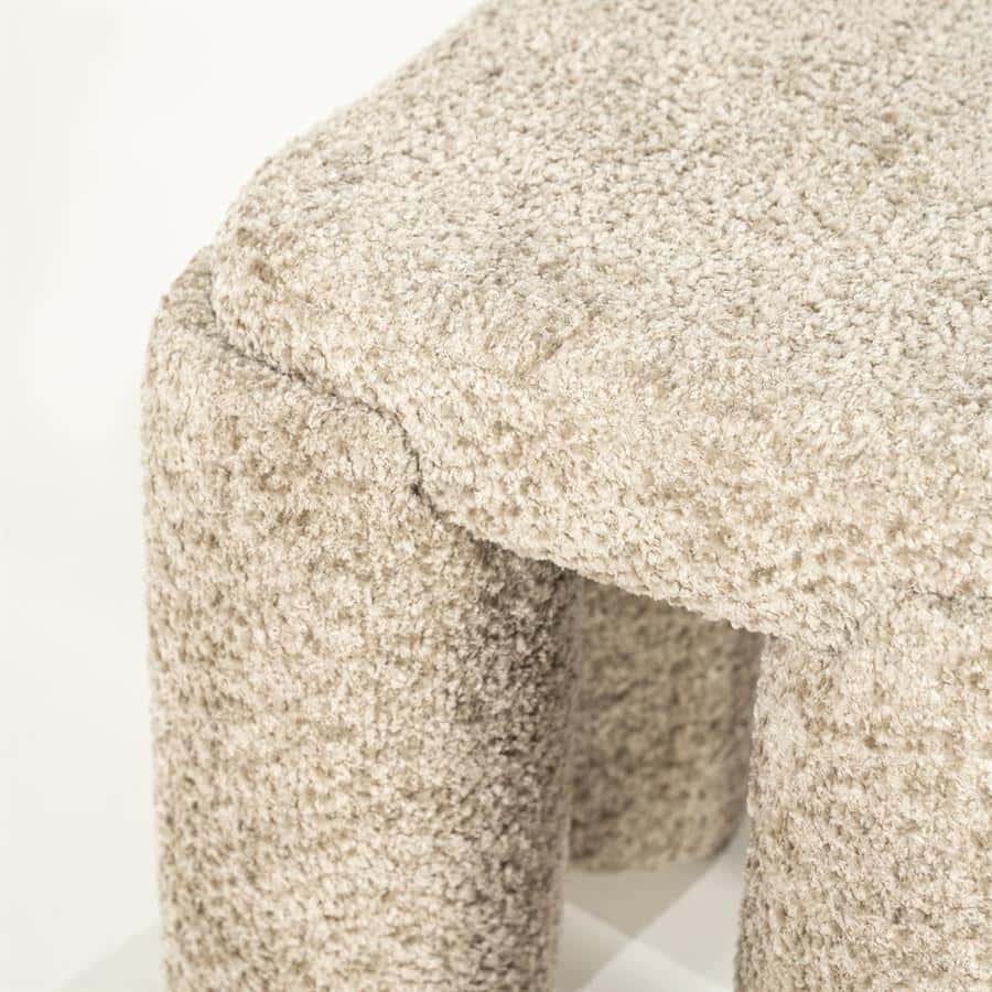 Zacht beige fluwelen bankstel met comfortabele, moderne uitstraling, perfect voor gezellige woonkamerinterieurs.