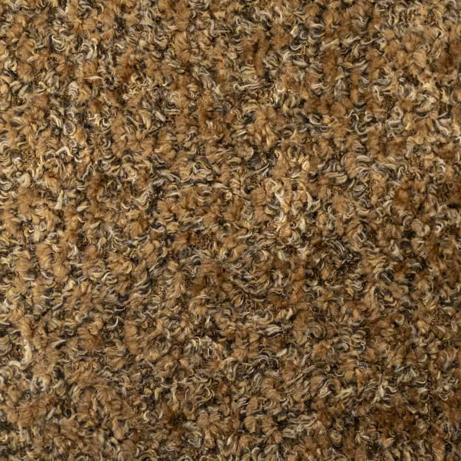 Donkerbruine, gekrulde tapijtstof met een zachte textuur voor een warme en gezellige sfeer.