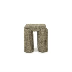 Zachte stoffrijke kruk met speelse sculptuurvorm, ideaal voor interieur en zithoek, ontworpen door Mokana meubelen.