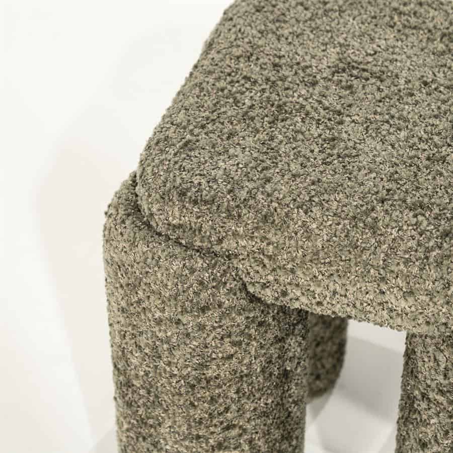 Tegelgedecoreerd meubelstuk in natuursteen textuur, perfect voor modern interieurdesign.