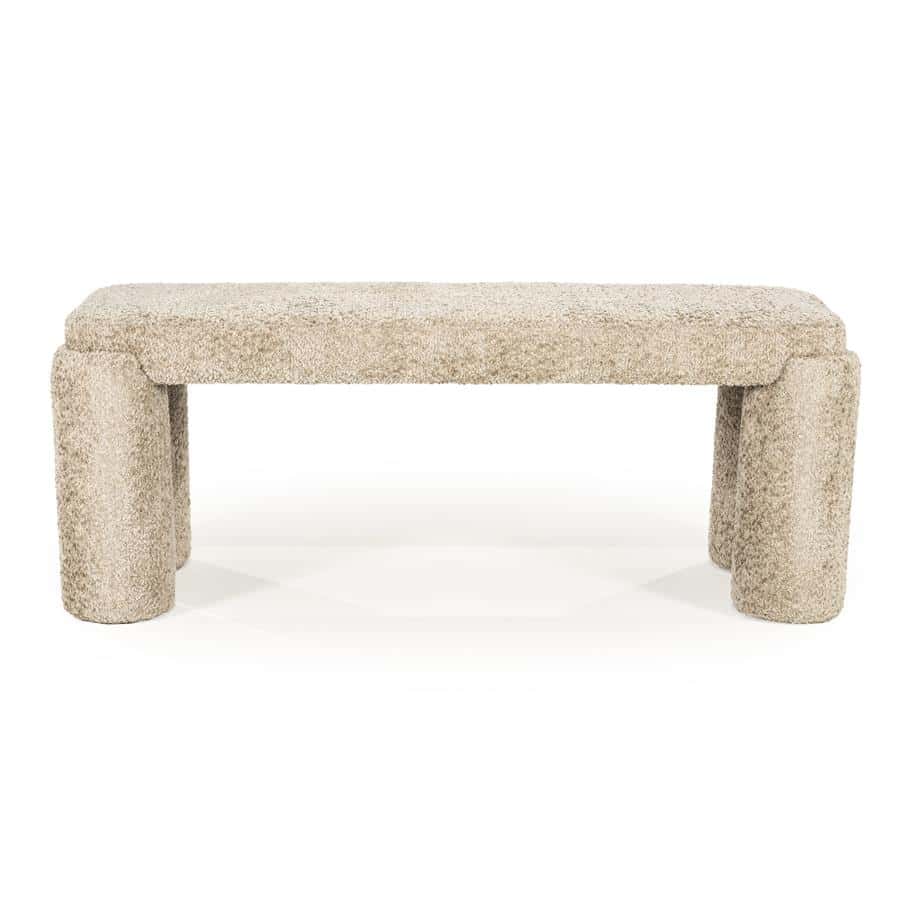 Robuuste zandkleurige betonnen bank met cilinderpoten, modern en stijlvol voor buiten of tuin. Perfect voor een duurzame en eigentijdse uitstraling in elke omgeving.