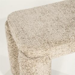 Comfortabele, stoffen bank met zachte, textuurrijke bekleding voor een stijlvolle en gezellige woonkamer.
