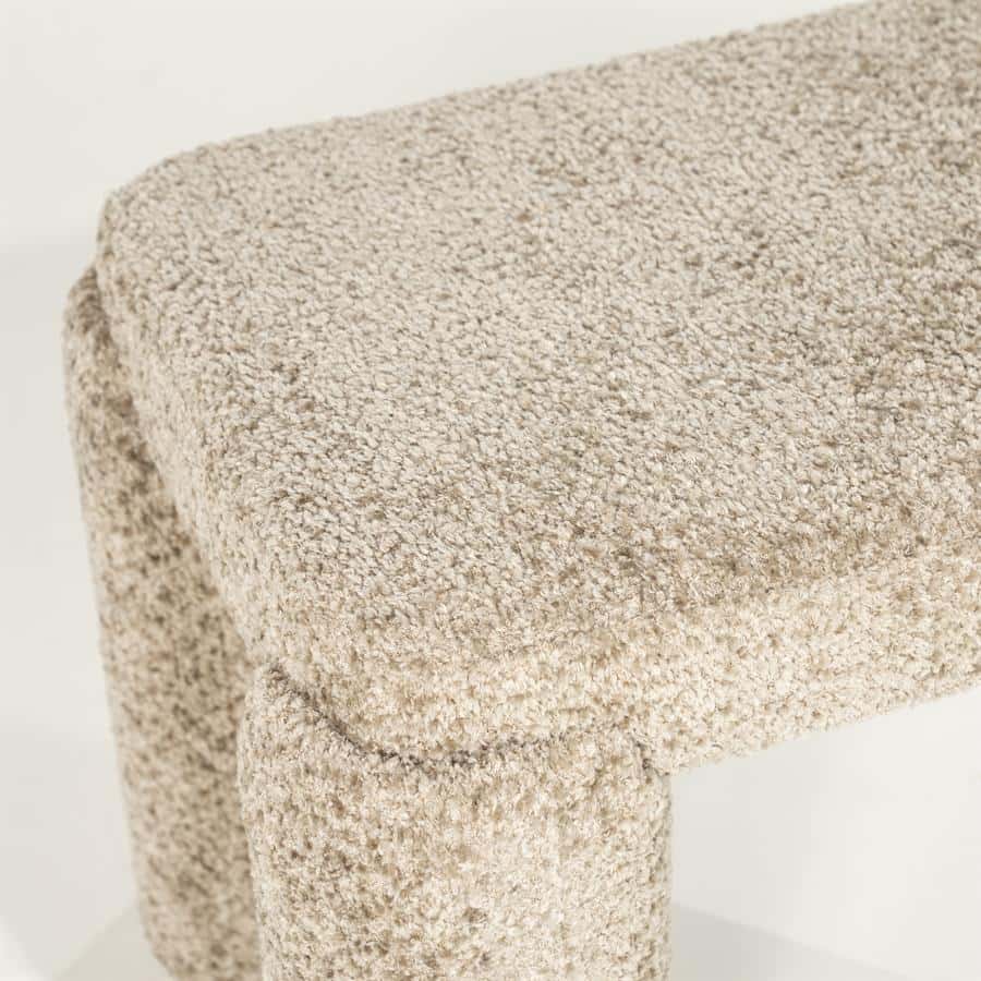 Comfortabele, stoffen bank met zachte, textuurrijke bekleding voor een stijlvolle en gezellige woonkamer.