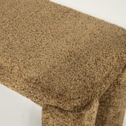 Zwart-wit foto van een gebreide eetkamerstoel bekleding met een wollen look en gemêleerde structuur. Perfect voor een warme, gezellige sfeer in huis.