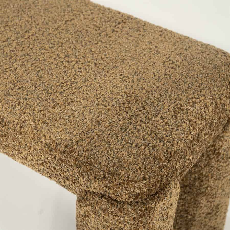 Zwart-wit foto van een gebreide eetkamerstoel bekleding met een wollen look en gemêleerde structuur. Perfect voor een warme, gezellige sfeer in huis.