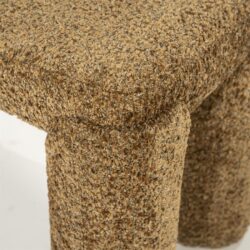 Zandkleurige stoffering op fauteuil met zachte, robuuste textuur en comfortabele zitervaring.