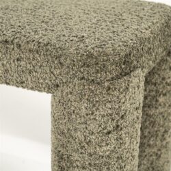 Stofrijke meubelstof in een beige kleur, close-up van een meubelstuk van Mokana Meubelen.